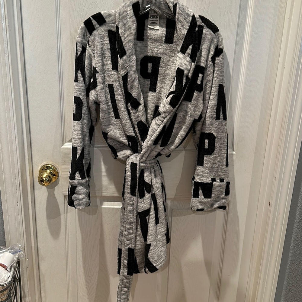 PINK Victoria’s Secret All Over Grey Logo Robe Sz XS/S